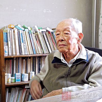 周老正是保持住了这种情怀，所以才能活的从容